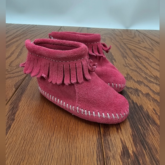 Minnetonka Other - Minnetoka Musk Pink Fringe Infant Moccasins